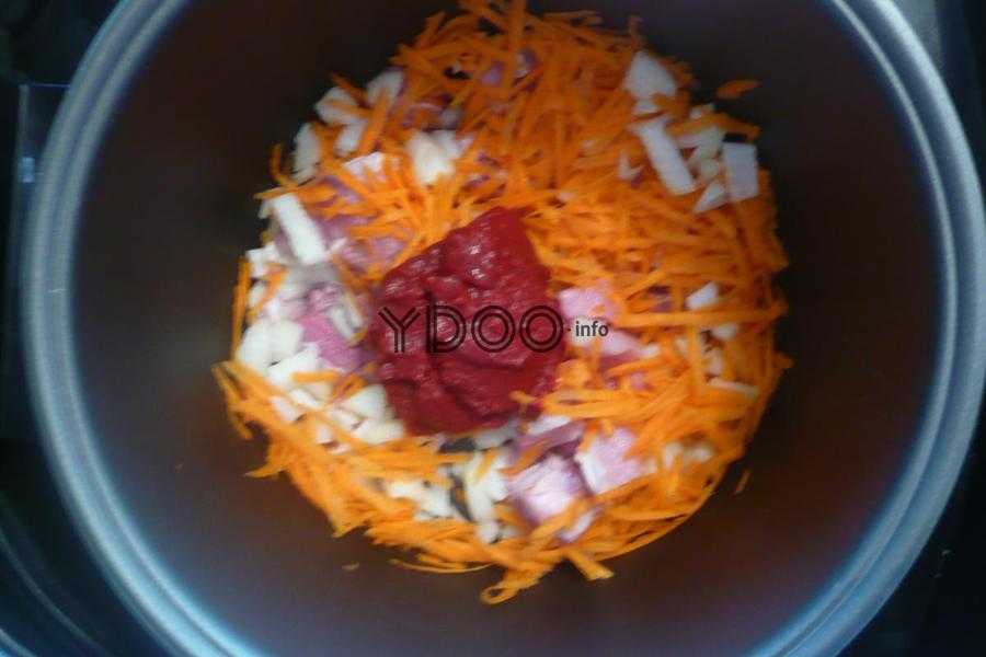 говядина с овощами и томатной пастой в чаше мультиварки