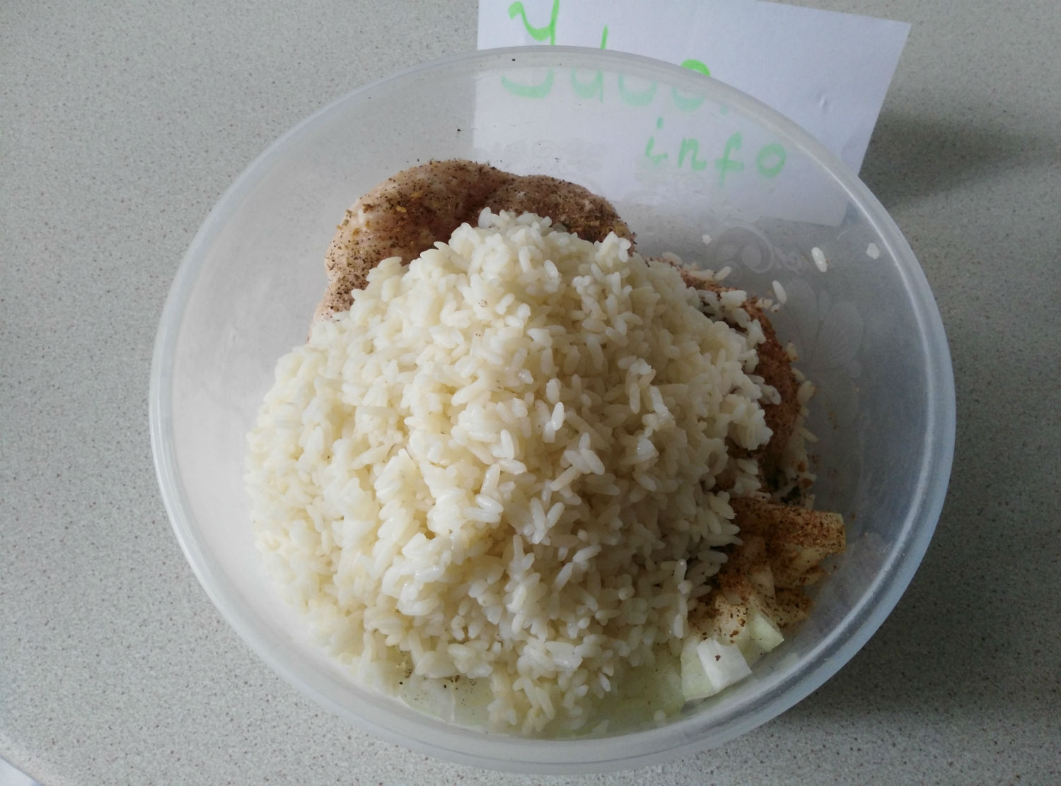 куриный фарш с вареным рисом в пластиковой миске