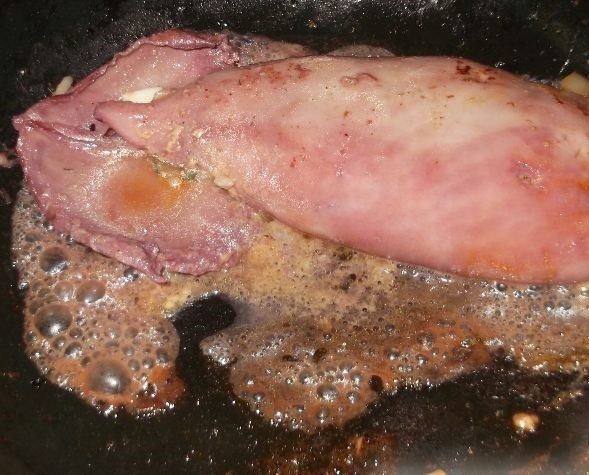 фаршированный кальмар в сковороде с маслом