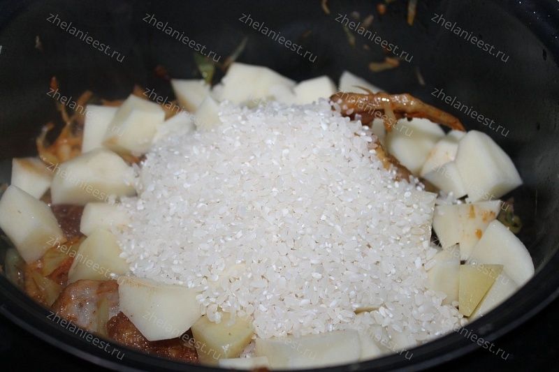 Утка, тушеная с капустой, картофелем и рисом в мультиварке - нарезать четвертинками картофель, посолить и добавить сахар